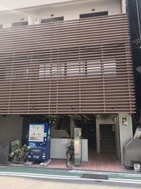 建物の外観、入り口です。 建物１階の右側に入り口の階段がございますので、そちらからお上がりください。 - あくびのすき間　東梅田店 🚩大型サイズの低反発施術ベッドがあるサロンですの入口の写真