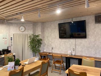 大型TV使用可能 - 磯辺１丁目レンタル＆シェアスペース １Fカフェスペース貸切（A館）の室内の写真