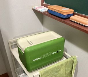 レトロな電動式黒板消しクリーナーです - 【楽らく会議室 神田】 神田駅近の多目的スペース★テレワーク・会議・撮影・施術等に♪の設備の写真