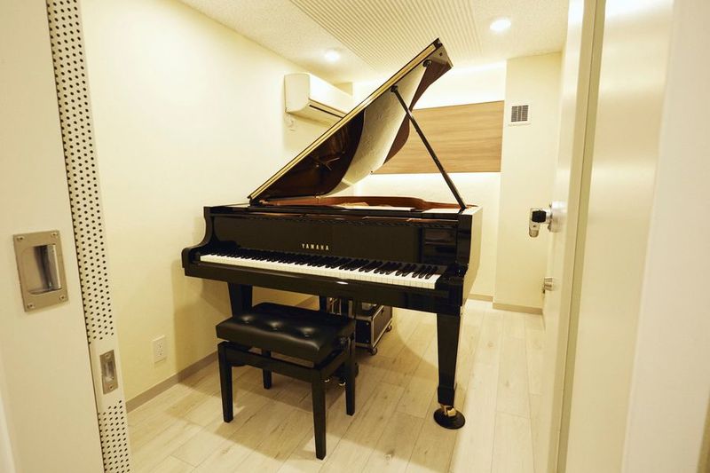Studio Décorer 【新宿/初台/代々木】グランドピアノ練習🎹深夜利用可能の室内の写真