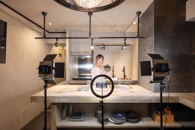 無料設備の本格的な撮影ライト - リノスぺkitchen六本木俳優座【港区】レンタルキッチン 《人数変動プラン》リノスぺkitchen六本木俳優座【最大13名の室内の写真