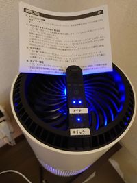 空気清浄機の説明書です。
「スイッチ」のすぐ上に指を触れると起動します。パワーは３段階調節できます。 - アロマ・ド・クリエ上野 【上野駅近】直前予約・1日利用OK！マッサージ・指圧に最適！の設備の写真