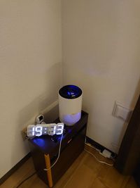 時計のそばに空気清浄機を設置いたしました。ぜひご利用ください。 - アロマ・ド・クリエ上野 【上野駅近】直前予約・1日利用OK！マッサージ・指圧に最適！の室内の写真
