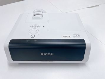 プロジェクターで壁に投影できます
型番：RICOH PJ WX3351 - 株式会社　ライフキット セミナー・会議室の設備の写真