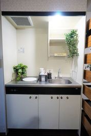 小さいながらも実用的なキッチン★
※お皿やコップなどはありませんので、ご持参くださいませ。やかんはございます。 - レンタルスペースSAKURA大阪京橋 レンタルスペース　貸会議室　テレワークスペース　レンタルサロンの室内の写真