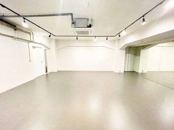 福岡天神・広さ25坪の広めのスタジオ・ダンスやヨガなどに最適です - K-POP STUDIO FANCY 福岡天神