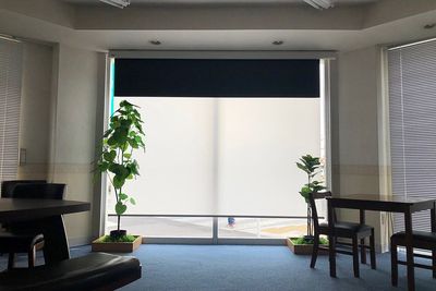 通り沿い・東側の斜め窓（ブラインドの代わりのスクリーンを下げた状態）
※ブラインドのように窓全体をカバーするものではございません。 - レンタルスペース「マガサン」 蔵の街とちぎのレンタルスペースの室内の写真