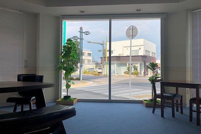 通り沿い・東側の斜め窓（スクリーンを上げた状態） - レンタルスペース「マガサン」 蔵の街とちぎのレンタルスペースの室内の写真