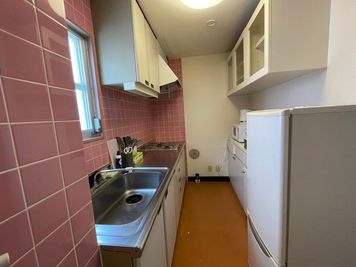 冷蔵庫もあります - 【Good Space三軒茶屋】三軒茶屋徒歩3分の好立地！ 【marble三軒茶屋】研修🖊️会議✨大型テレビ[906]の室内の写真
