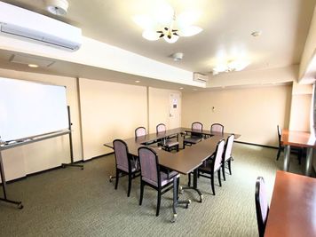 コワーキング＆小会議 - ホテルサンプラザ堺本館 レンタルスペース「フェニックス」の室内の写真