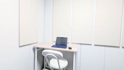 PC等お持ち込みいただき、ZOOMや編集・収録作業などにも - レンタボン・大山スタジオ Ａスタジオ　【エアコン・電子ピアノ付設・2.5帖】の室内の写真
