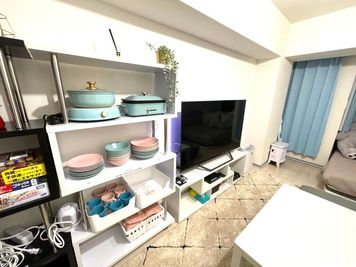 🎬【キッチン家電×大画面TVで贅沢な時間を】
鍋・ホットプレート・調理器具がフルセット。
映画を見ながらお料理も楽しめる“おうちカフェ”スタイルの空間です☕ - 【Bear五反田】 五反田駅2分🧸ゴミ捨て有🗑️パーティー｜ママ会｜ボドゲ[6]の室内の写真