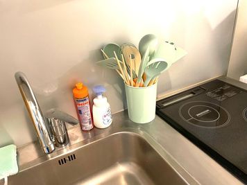 🌿ナチュラルカラーで統一されたキッチンツール
おしゃれな小物と一緒に、SNS映えする調理シーンを撮影できます📸 - 【Bear五反田】 五反田駅2分🧸ゴミ捨て有🗑️パーティー｜ママ会｜ボドゲ[6]の室内の写真