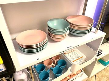 🍽️かわいいカラー食器がたくさん！
ピンクとミントブルーの北欧風デザイン食器でテーブルが華やかに。
写真映えも抜群で、女子会や推し活パーティーにぴったり✨ - 【Bear五反田】 五反田駅2分🧸ゴミ捨て有🗑️パーティー｜ママ会｜ボドゲ[6]の室内の写真