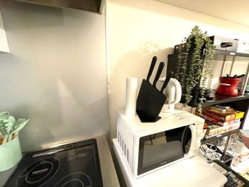 🍽️使いやすい本格キッチン
IHコンロ・電子レンジ・調理器具も完備。
食材を持ち寄って、できたて料理を囲む“おうちレストラン”を楽しめます✨ - 【Bear五反田】 五反田駅2分🧸ゴミ捨て有🗑️パーティー｜ママ会｜ボドゲ[6]の設備の写真