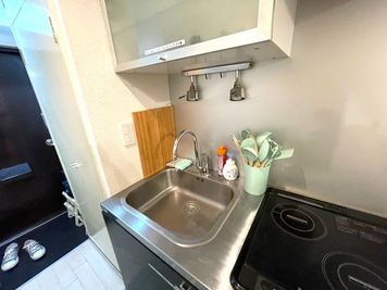 🍳2口コンロが嬉しい！
【清潔＆機能的なシンクまわり】
広めの作業スペースで洗い物もスムーズ。
調理器具や洗剤も揃っているから、初めての利用でも安心です。 - 【Bear五反田】 五反田駅2分🧸ゴミ捨て有🗑️パーティー｜ママ会｜ボドゲ[6]の室内の写真