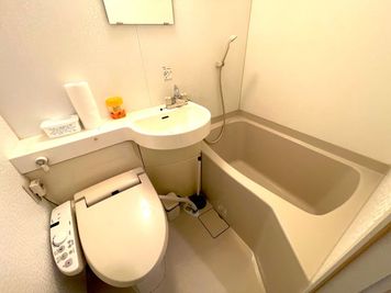 🌿【ウォシュレット完備の清潔トイレ】
明るく清潔感のある空間で、快適にお過ごしいただけます。
※バスタブ・シャワーはご利用いただけませんのでご注意ください。 - 【Bear五反田】 五反田駅2分🧸ゴミ捨て有🗑️パーティー｜ママ会｜ボドゲ[6]の室内の写真