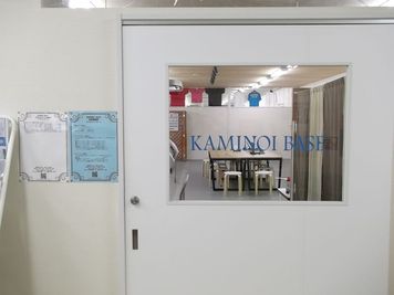 入口はクロスハーバーからとカミノイ店内からの2ヶ所あります。 - KAMINOI　BASE（カミノイ　ベース） ガーメントプリンター＆ＵＶプリンター付レンタルスペースの入口の写真