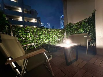 都会の景色も望めるウッドデッキで、最高の邉乱ピングBBQを🥂 - FUN SPACE新宿歌舞伎町【2024年5月リニューアル🎉】 FUN SPACE 新宿歌舞伎町の室内の写真