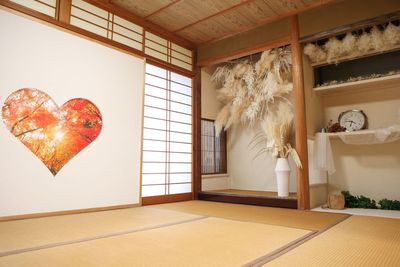 ２階のハート窓の４畳の和室 - フォトスタジオ華色　御所北店 レンタルフォトスタジオ華色　御所北店の室内の写真