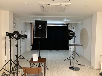 白をベースとした撮影スペースになります - レンタルフォトスタジオ　「スタジオ　まる」 レンタル撮影スタジオ　スタジオまるの室内の写真