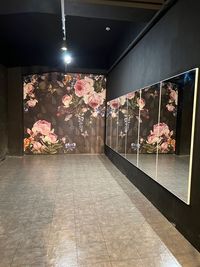 背景は花柄壁と黒壁！ - RENTAL STUDIO　HAQRYU アレクサ対応！少人数ダンスレッスン・撮影 [KIRINroom]の室内の写真