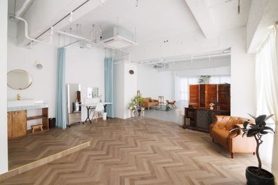 ヘリンボーンとモルタル調の床の２種類があります。広々88㎡あります。 - studio Me-now（スタジオメノウ） studio Me-now　天井高3.5m/床面積88㎡の室内の写真