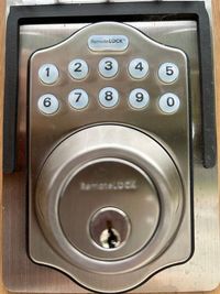 入口ドアノブの上にあるリモートロック操作盤。　予約時にメールで送信される4桁のピンコードで入退室します。 - 糸島ドームハウスの入口の写真