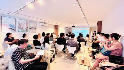 50人規模のセミナー実例です。 - SMILE＋Seed心斎橋 〈1〜25名様専用〉SMILE＋Seed心斎橋の室内の写真