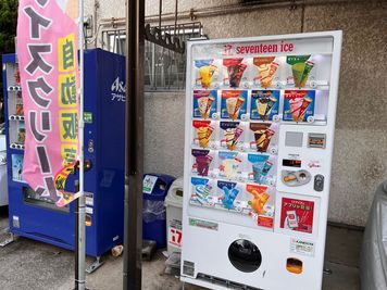 アイスやドリンクの自動販売機完備
（公園側にあります） - 磯辺１丁目レンタル＆シェアスペース １Fカフェスペース貸切（A館）の外観の写真