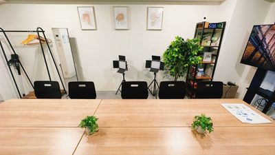 落ち着く白ベースの壁とグリーンは撮影背景に最適 - セントラル大手町 神田駅から５分のご近所会議室大手町１時間〜多種利用OK🌸の室内の写真