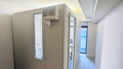 室内の防音室
防音室前の通路に防音室の譜面台や椅子を出すことができます - レンタボン・大山スタジオ Ａスタジオ　【エアコン・電子ピアノ付設・2.5帖】の設備の写真