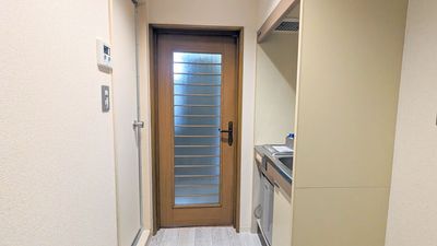 室内と玄関には間仕切りドア - レンタボン・大山スタジオ Ａスタジオ　【エアコン・電子ピアノ付設・2.5帖】の入口の写真