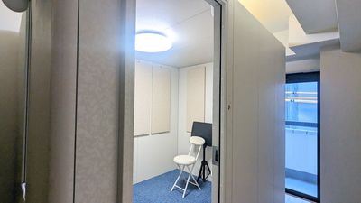 通路から防音室方向 - レンタボン・大山スタジオ Ａスタジオ　【エアコン・電子ピアノ付設・2.5帖】の入口の写真