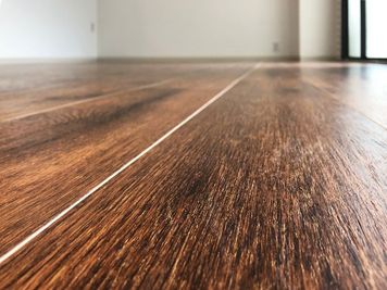 万が一、ペットボトルのお飲みものをこぼしてもサッと拭き取っていただければ、すぐにキレイになります。南堀江のレンタルスタジオULTRA。 - レンタルスタジオ ウルトラ 南堀江店の室内の写真