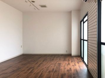スナップ撮影からブライダル、本格的な撮影までご利用いただいています。南堀江のレンタルスタジオULTRA。 - レンタルスタジオ ウルトラ 南堀江店の室内の写真