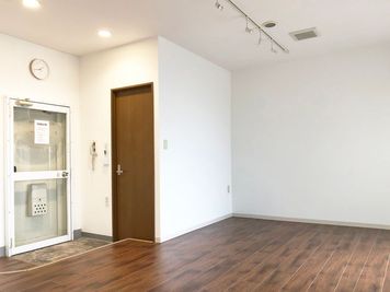 2重ドア、3ロックで防犯面もしっかり、前室で簡単なお着替えも可能、南堀江のレンタルスタジオULTRA。 - レンタルスタジオ ウルトラ 南堀江店の室内の写真