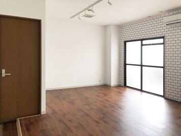 ニューヨークブルックリンエリアのアパートではありません。こうえんの緑を感じる、西長堀駅 徒歩6分、南堀江のレンタルスタジオULTRA。 - レンタルスタジオ ウルトラ 南堀江店の室内の写真