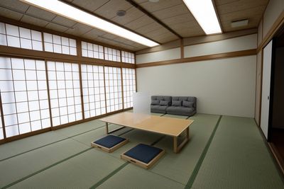 畳の香りがするお部屋で広々と会議をすることができます。 - YOROffice