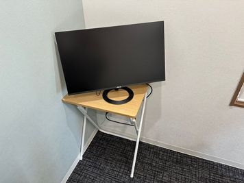 ２７インチのモニターもあります！ - レンタルスペースちとから 千歳烏山駅徒歩２分☆RoomA☆レンタルスペースちとからAの設備の写真