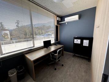 YOROffice ソロワークスペース横個室（個室A）の室内の写真