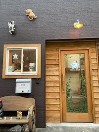 大山駅北口から遊座大山商店街に出て、眼鏡市場と星乃珈琲の間の道を進んで左側３軒目。壁の猫が目印です。 - レンタルスサロン「ネオラスター」 レンタルオフィス・レンタルスペース【rent.project】の外観の写真