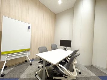 三菱地所が運営するリユース家具販売 『エコファニ』の家具を使った会議室『応接室4』4名収容 ！ - エコファニ by 三菱地所 (池袋サンシャインアネックスビル)