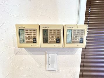 【室内に専用エアコンがあるので温度設定を自由に変更可能です。リモコンは入口ドアから入ってすぐ左の壁にございます】 - TIME SHARING 飯田橋 第二東文堂ビル 7Fの設備の写真
