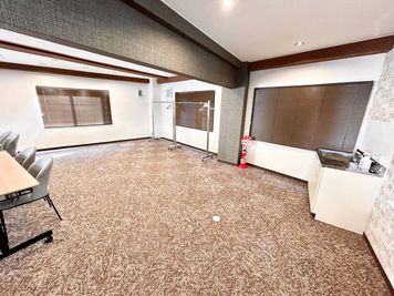 【会議室の後方は広くあいているので、荷物置き場としてご利用いただけます】 - TIME SHARING 飯田橋 第二東文堂ビル 7Fの室内の写真