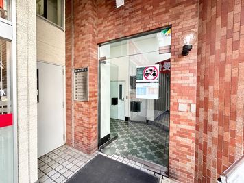 【「第二東文堂ビル」と館銘板があるガラスドアがビルの入口です】 - TIME SHARING 飯田橋 第二東文堂ビル 7Fの入口の写真