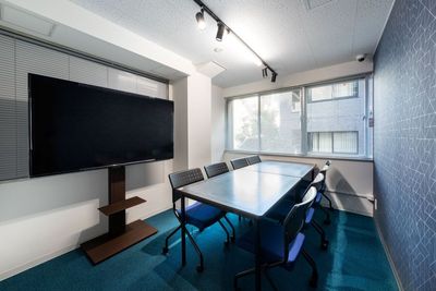 会議テーブル（1.2m×0.9m 2台）、椅子8脚（座面クッション・キャスター付き）、大画面モニター（65インチHDMIケーブル付） - THE BLOOM UENO（ザ・ブルーム上野） THE BLOOM UENO MEETING ROOM 【2B】の室内の写真