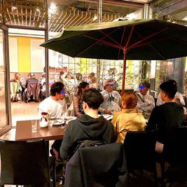 中庭とパーティールームをご利用した
お食事会 - イルコルティーレ バンケットルームの室内の写真