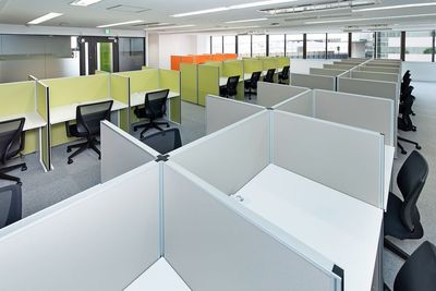 4F私語電話ＯＫのエリアになります。電話やWeb会議などをしながらお仕事をされる方はこちらをご利用ください。 - 横浜アントレサロン コワーキングスペースの室内の写真