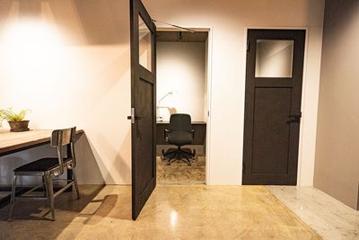 個室が二つございます。着替えやクローク、メイクアップルームなどにご利用ください。
このほかに男女共用トイレがおひとつございます。
個室内に鏡はございません。 - カフェfilament 西葛西駅徒歩3分のおしゃれスペースの室内の写真